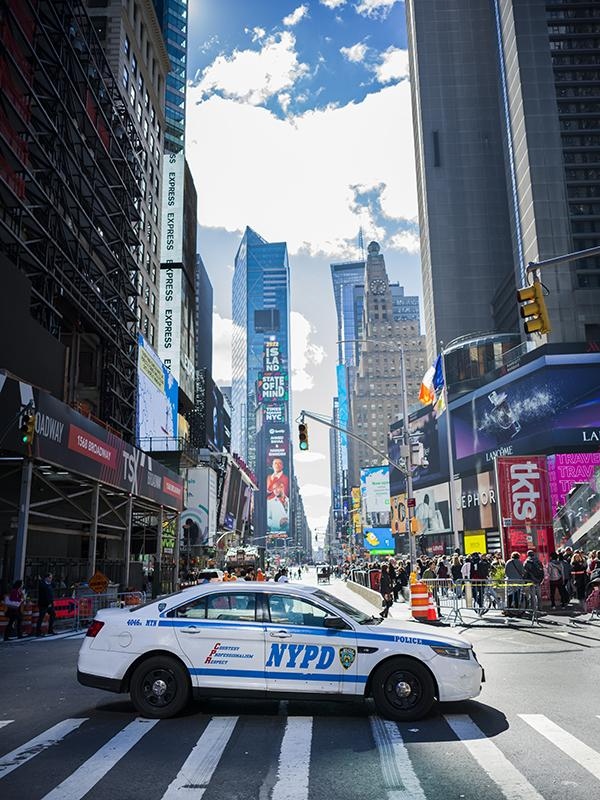 NYC में दो लोगों पर चाकू से हमला, पुलिस हेट क्राइम एंगल से कर रही जांच